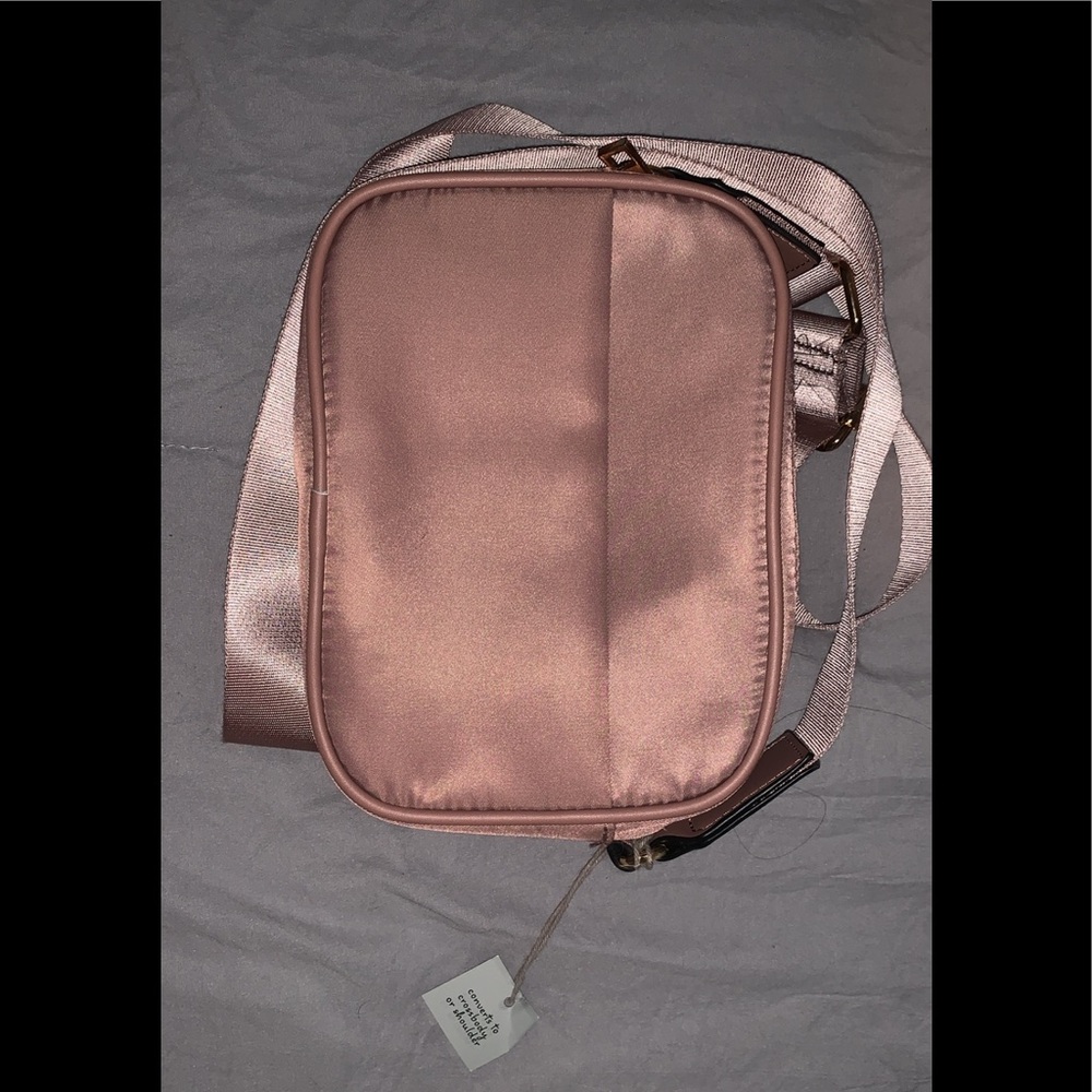 🚨OFFERNOW🚨NWT SMALL CROSSBODY BAG